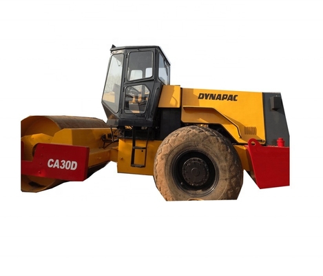 Construction de fondations avec rouleau de route Dynapac CA30D et roue en acier à tambour unique