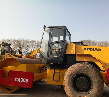 Construction de fondations avec rouleau de route Dynapac CA30D et roue en acier à tambour unique