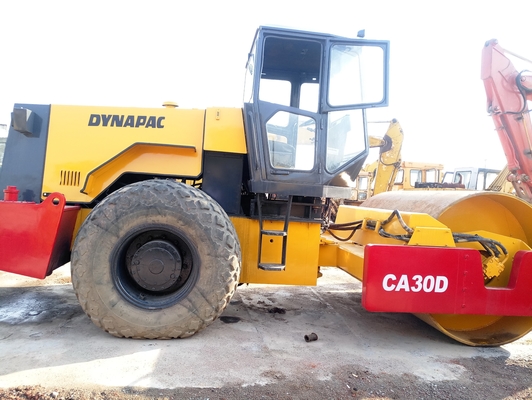 Construction de fondations avec rouleau de route Dynapac CA30D et roue en acier à tambour unique