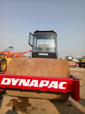 Construction de fondations avec rouleau de route Dynapac CA30D et roue en acier à tambour unique