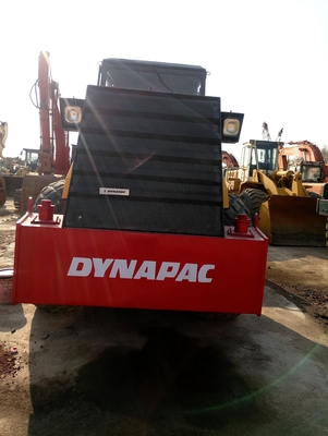 Construction de fondations avec rouleau de route Dynapac CA30D et roue en acier à tambour unique