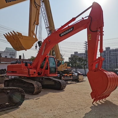 Excavateur Doosan DX300LC d'occasion de l'année 2020 et puissance de 178 kW en bon état