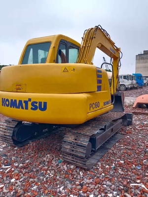 Excavateur Komatsu PC60 en bon état, poids de 6000 kg