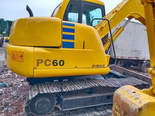 Excavateur Komatsu PC60 en bon état, poids de 6000 kg