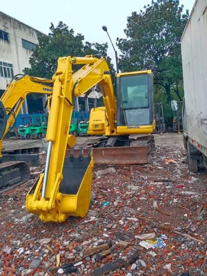 Excavateur Komatsu PC60 en bon état, poids de 6000 kg