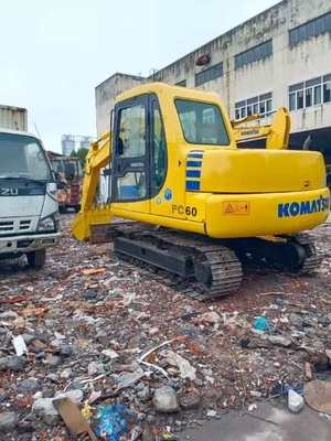 Excavateur Komatsu PC60 en bon état, poids de 6000 kg