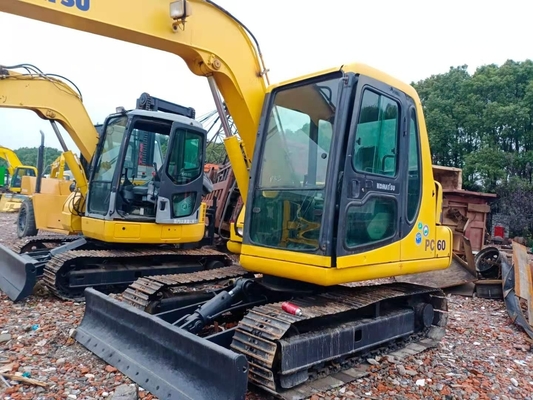 Excavateur Komatsu PC60 en bon état, poids de 6000 kg