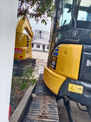 En bon état, utilisée comme creuseuse de Komatsu PC40 avec moteur EPA et capacité de 4500 kg.