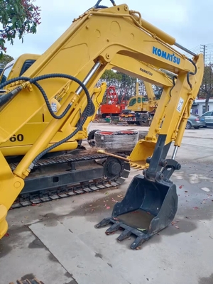 En bon état, utilisée comme creuseuse de Komatsu PC40 avec moteur EPA et capacité de 4500 kg.