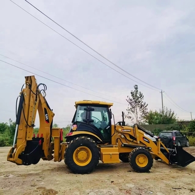 Chargeuse à pelle CAT 420F en excellent état dans les ateliers de matériaux de construction