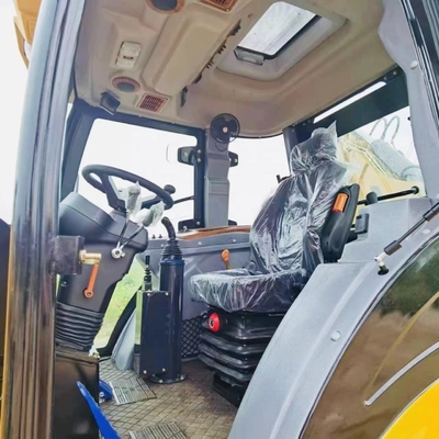 Chargeuse à pelle CAT 420F en excellent état dans les ateliers de matériaux de construction