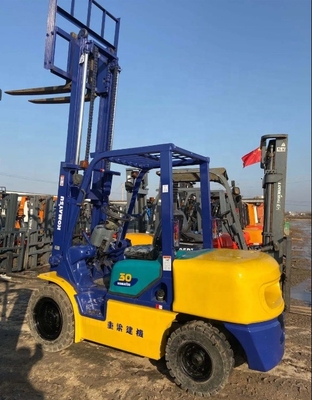 Camion élévateur à fourchette utilisé, moteur diesel japonais 2023 Komatsu FD30-14 3TON en bon état.