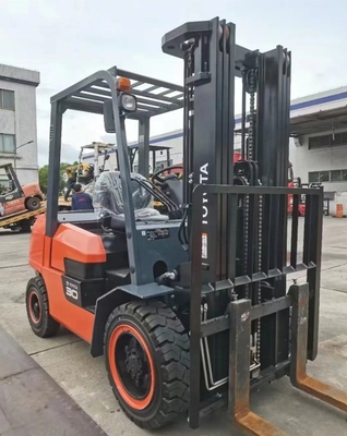 Camion élévateur à moteur diesel 3,5 tonnes 3 tonnes TOYOTA 35 30 pour le levage de conteneurs d'entrepôt