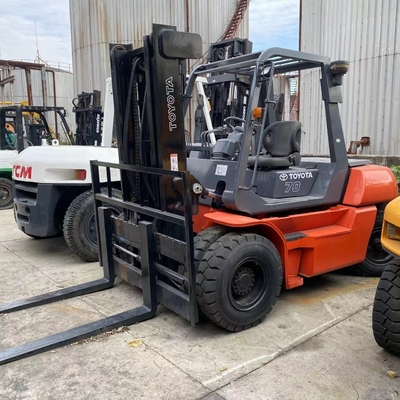 Un chariot élévateur à moteur diesel de 7 tonnes pour le conteneur d'entrepôt TOYOTA FD70