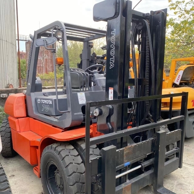 Un chariot élévateur à moteur diesel de 7 tonnes pour le conteneur d'entrepôt TOYOTA FD70