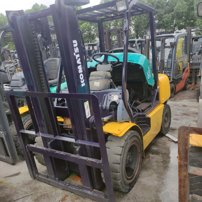 3000 kg de poids KOMATSU FD30 3 tonnes camion de levage de palettes pour le conteneur d'entrepôt