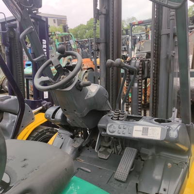 3000 kg de poids KOMATSU FD30 3 tonnes camion de levage de palettes pour le conteneur d'entrepôt