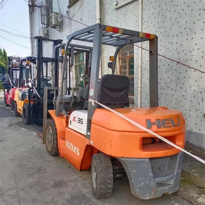 Un chariot élévateur de 4 tonnes, de couleur originale et en bon état.