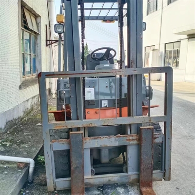 Un chariot élévateur de 4 tonnes, de couleur originale et en bon état.