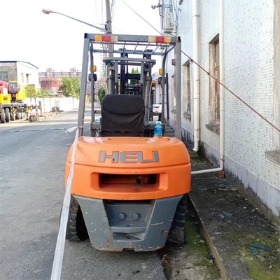 Un chariot élévateur de 4 tonnes, de couleur originale et en bon état.