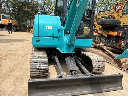 Excavatrice mini KOBELCO SK60 utilisée avec peu d'heures de travail et cylindre hydraulique Parker