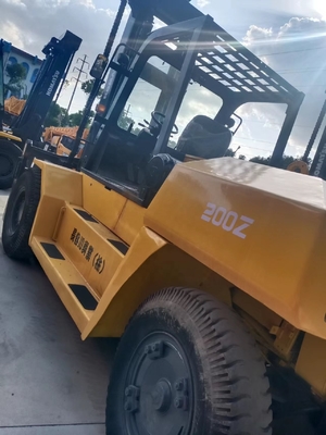 20 tonnes de chariot élévateur diesel KOMATSU FD200 pour la manutention de conteneurs dans les ateliers de matériaux de construction