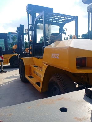20 tonnes de chariot élévateur diesel KOMATSU FD200 pour la manutention de conteneurs dans les ateliers de matériaux de construction