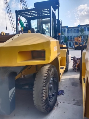 20 tonnes de chariot élévateur diesel KOMATSU FD200 pour la manutention de conteneurs dans les ateliers de matériaux de construction