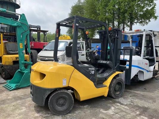 Camion de levage de palettes pour conteneurs élévateurs à fourche KOMATSU FD30 en bon état en 2023