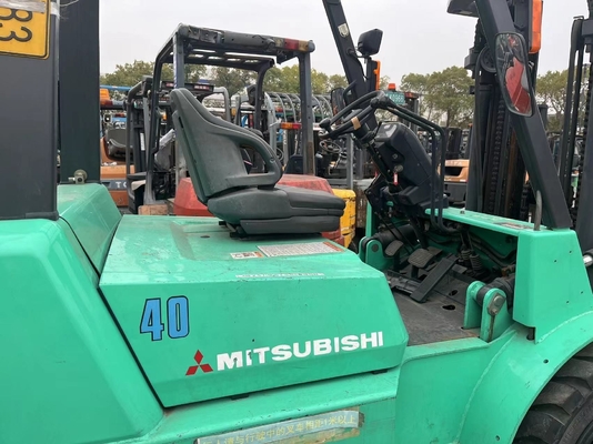 C'est un chariot élévateur diesel Mitsubishi FD40 d'occasion de 4 tonnes maximum.