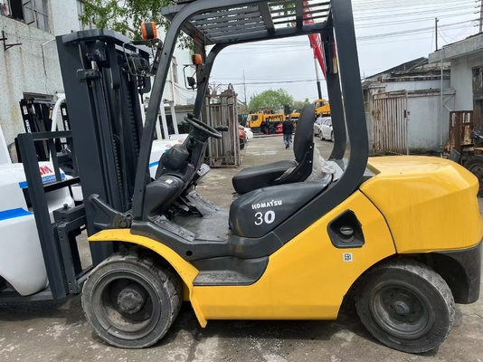 Le chariot élévateur Komatsu 3T de 2022 en excellent état avec peu de temps de travail