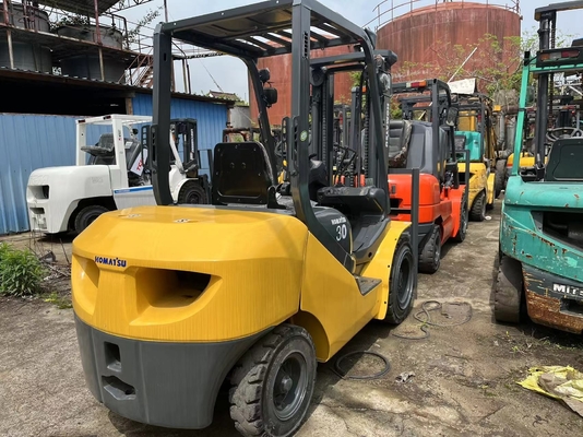 Le chariot élévateur Komatsu 3T de 2022 en excellent état avec peu de temps de travail