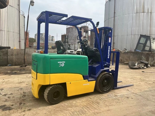 Faible temps de travail et bon état Le chariot élévateur Komatsu 3T FD30 pour les travaux de construction