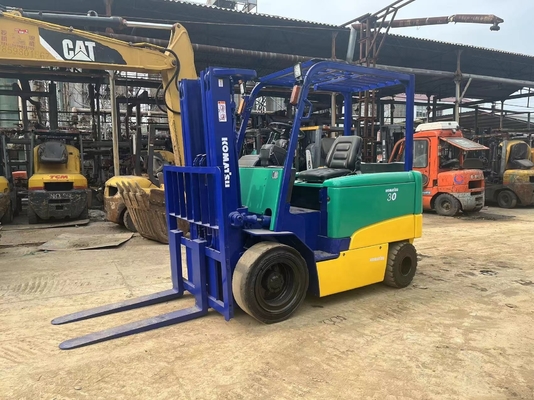 Faible temps de travail et bon état Le chariot élévateur Komatsu 3T FD30 pour les travaux de construction
