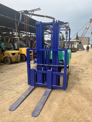 Faible temps de travail et bon état Le chariot élévateur Komatsu 3T FD30 pour les travaux de construction