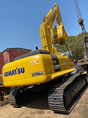 Excavateur à rampe utilisée Komatsu PC300-7 30 Tonnes avec des heures de travail réduites à un prix abordable