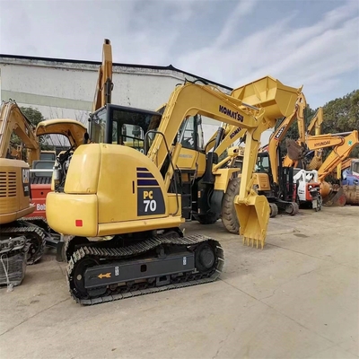 Une machine de creusement de 7 tonnes, fabriquée au Japon par Komatsu.
