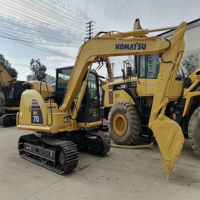 Une machine de creusement de 7 tonnes, fabriquée au Japon par Komatsu.