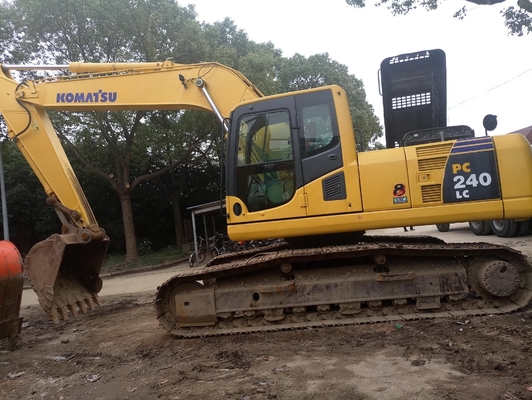 Excavateur KOMATSU PC240 d'occasion bien entretenu avec des heures de travail réduites et une puissance de 135 kW