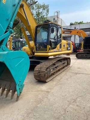 Excavateur KOMATSU PC240 d'occasion bien entretenu avec des heures de travail réduites et une puissance de 135 kW