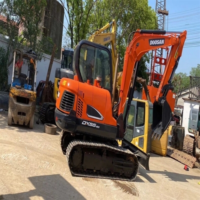 Excavateur Doosan DX55 à prix abordable avec peinture d'origine et poids de fonctionnement de 5,5 TON