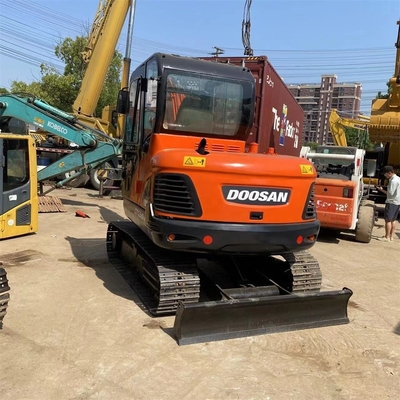 Excavateur Doosan DX55 à prix abordable avec peinture d'origine et poids de fonctionnement de 5,5 TON