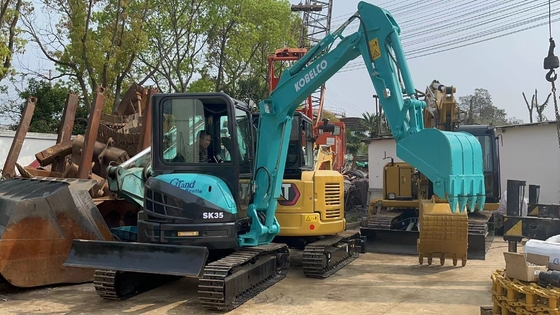 Excavateur Kobelco sk35 en bon état avec 3,5 tonnes de poids de fonctionnement et peu d'heures