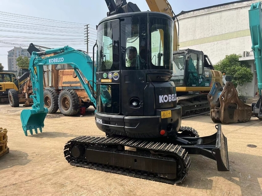 Excavateur Kobelco sk35 en bon état avec 3,5 tonnes de poids de fonctionnement et peu d'heures