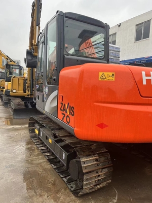 Une excavatrice hydraulique Hitachi ZX70 de seconde main avec une capacité de seau de 0,28 m3