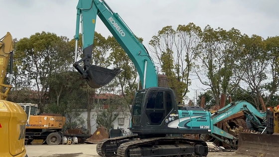 Excavateur KOBELCO SK200 d'occasion avec une capacité de seau de 1,1 m3 et un poids de 20 000 kg à Shanghai