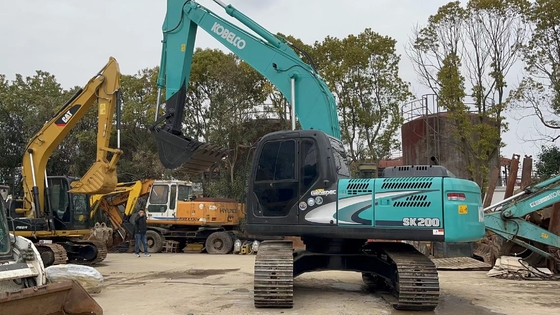 Excavateur KOBELCO SK200 d'occasion avec une capacité de seau de 1,1 m3 et un poids de 20 000 kg à Shanghai
