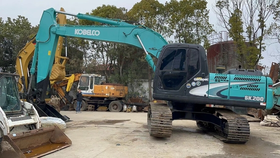 Excavateur KOBELCO SK200 d'occasion avec une capacité de seau de 1,1 m3 et un poids de 20 000 kg à Shanghai