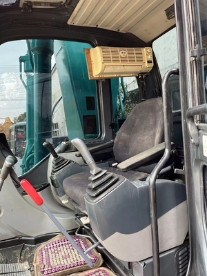 Excavateur KOBELCO SK200 d'occasion avec une capacité de seau de 1,1 m3 et un poids de 20 000 kg à Shanghai