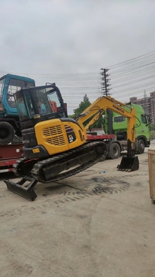 La machine de construction japonaise utilisée est une excavatrice Komatsu PC50 de 49 kW.